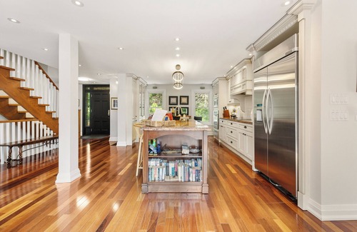 King Cottage | Cozy Getaway: Stunning Cottage- 6 Beds and 4 Baths