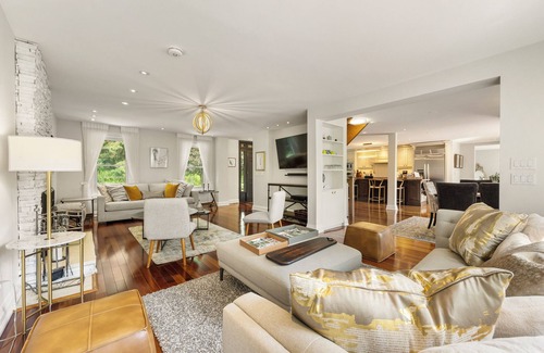 King Cottage | Cozy Getaway: Stunning Cottage- 6 Beds and 4 Baths
