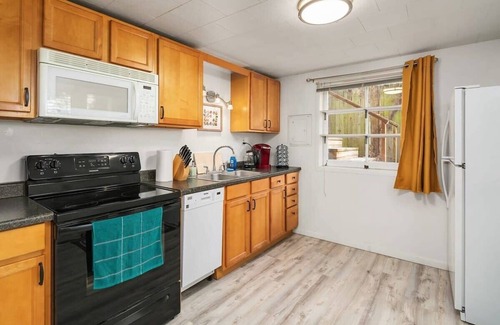 Bryant House | Cozy Getaway Yard House with BBQ - UW - Children Hospital