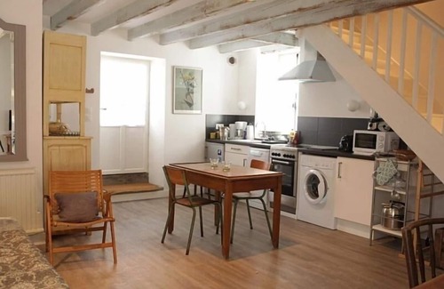 Talmont-Saint-Hilaire Cottage | Cozy Gîte with Terrace, Bikes & WiFi - Near Thalassotherapy & Balneotherapy Destinations