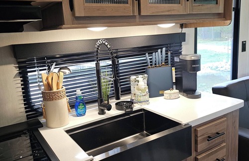 Kurtz RV Rental | Cozy glamper with scenic pond in Brownstown Indiana