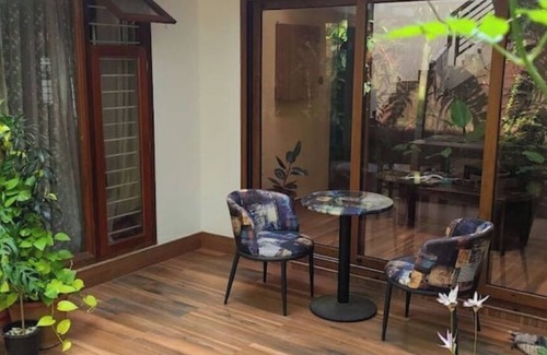 Varkala House | Cozy Glass Villa home. Five minutes walk to the happening Varkala cliff