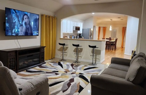 Houston House | Cozy Glen Abbey retreat-sleeps-6