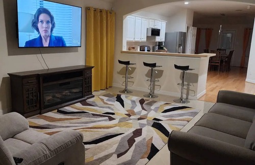 Houston House | Cozy Glen Abbey retreat-sleeps-6