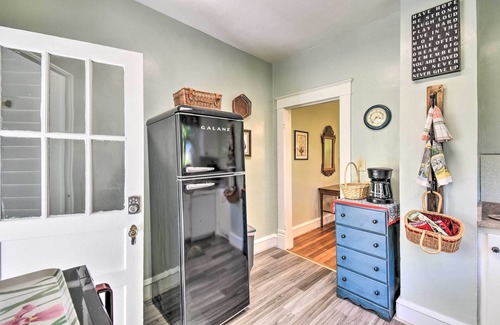 Ware Cottage | Cozy Gloucester Getaway w/Porch & Sunroom!