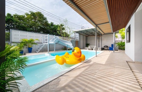 Central Pattaya Villa | Cozy gray garden