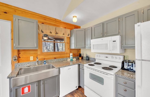 Pittman Center Cabin | Cozy Greenbrier Woods Cabin: 2 Bedrooms with Stunning Mountain Views in Serene Gatlinburg!