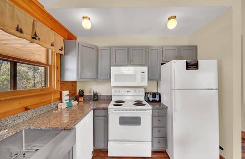Pittman Center Cabin | Cozy Greenbrier Woods Cabin: 2 Bedrooms with Stunning Mountain Views in Serene Gatlinburg!