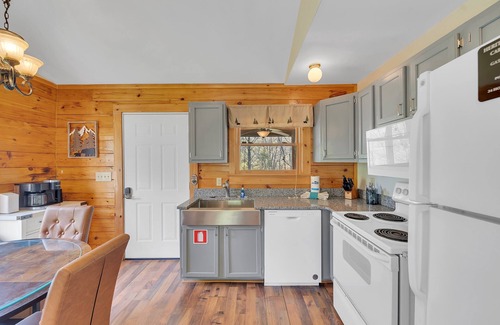 Pittman Center Cabin | Cozy Greenbrier Woods Cabin: 2 Bedrooms with Stunning Mountain Views in Serene Gatlinburg!