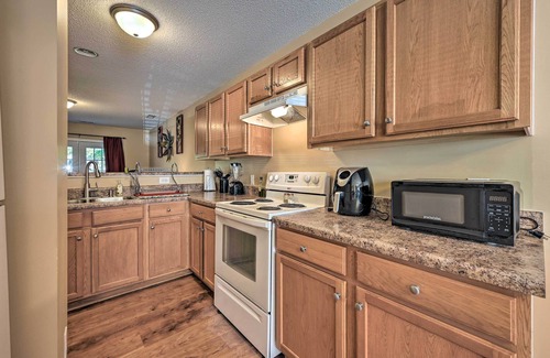 Greensboro House | Cozy Greensboro Townhome ~ 7 Mi to UNC Campus