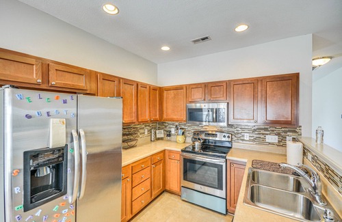 Greensboro House | Cozy Greensboro Townhome w/Community Pool & Grill