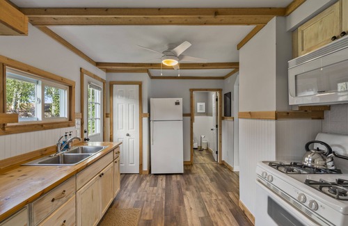 Lexington Cottage | Cozy Grey Cottage 500 ft to beach