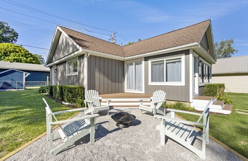 Lexington Cottage | Cozy Grey Cottage 500 ft to beach