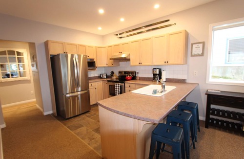 Silver Star Mountain Apartment | Cozy ground level suite with private hot tub - close to the Alpine Chair