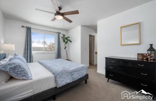 Barnum West House | Cozy Group Stay W Fireplace & Backyard