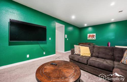 Barnum West House | Cozy Group Stay W Fireplace & Backyard