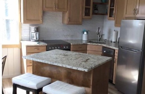 Manitoba House | Cozy Guest cottage waterfront with screened in gazebo