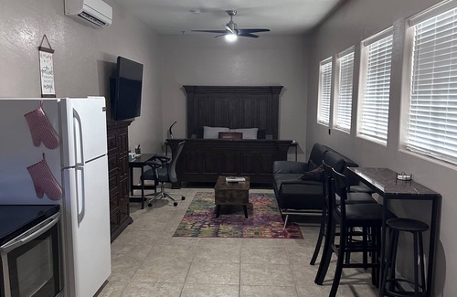Glendale Apartment | Cozy Guest House Apartment w/Shared Backyard Oasis, Spa & Pool
