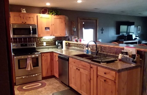 Cedarcreek House | Cozy guest house at Cedar Ridge Ranch & Vineyard- close to Bull Shoals Lake