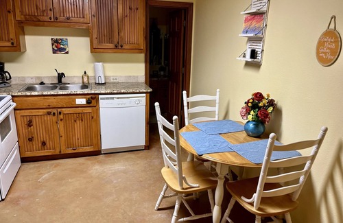 Argyle House | Cozy Guest House with Plunge Pool and Outdoor Kitchen!