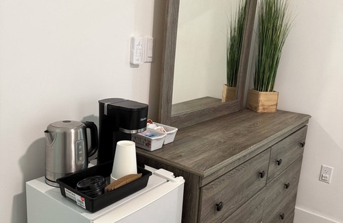 Diplomat House | Cozy guest room with separate entrance