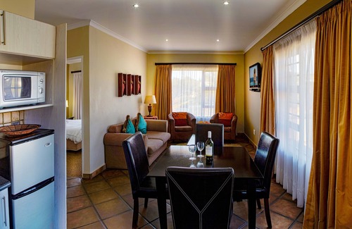 Humewood Bed & Breakfast | Cozy guest room with double bed, sofa bed and kitchen, near Port Elizabeth