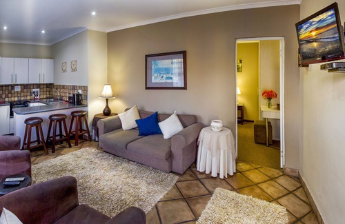 Humewood Bed & Breakfast | Cozy guest room with double bed, sofa bed and kitchen, near Port Elizabeth