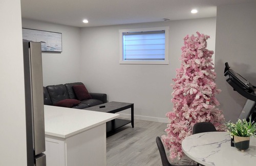 Airdrie Apartment | Cozy Guest suite in Airdrie 2 Queen beds