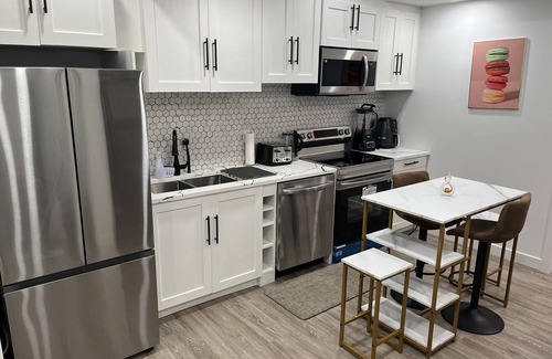 Leduc House | Cozy Guest Suite in Leduc AB|11 mins to YEG Airport|Netflix| Cable| Free Parking