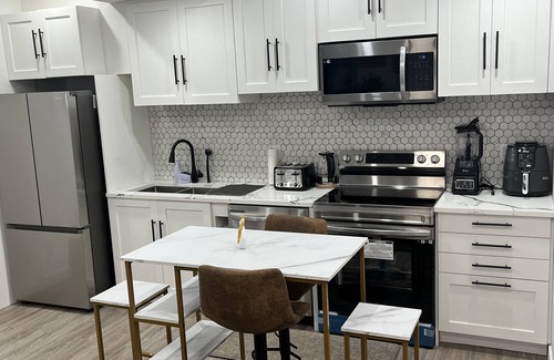 Leduc House | Cozy Guest Suite in Leduc AB|11 mins to YEG Airport|Netflix| Cable| Free Parking