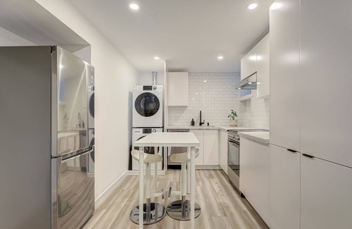 Greenwood - Coxwell Apartment | Cozy Guest Suite in Leslieville