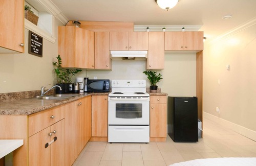 Vancouver South Apartment | Cozy Guesthouse Close to Mall & Skytrain