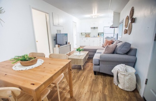 Bethel-Danebo House | Cozy Guesthouse Close to Parks, 20 min to U of O , 8 min to Airport