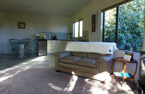 Manakau House | Cozy guesthouse in stunning garden