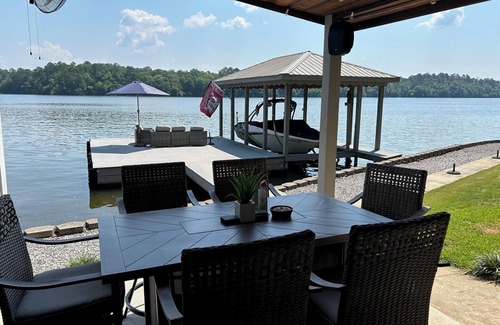 Clanton Apartment | Cozy guesthouse on the lake in charming Clanton with AC and WiFi