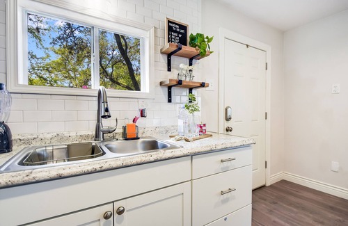 North San Antonio - SAT House | Cozy Guesthouse Retreat with King size Suite!