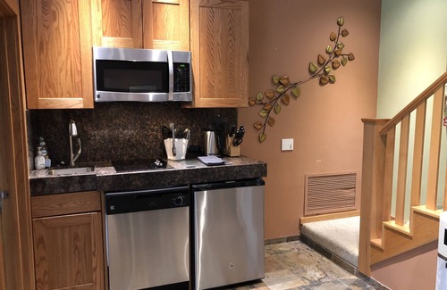 Newhall House | Cozy Guesthouse w heated jacuzzi, firepit & pool - Santa Clarita