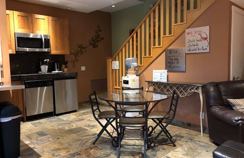 Newhall House | Cozy Guesthouse w heated jacuzzi, firepit & pool - Santa Clarita