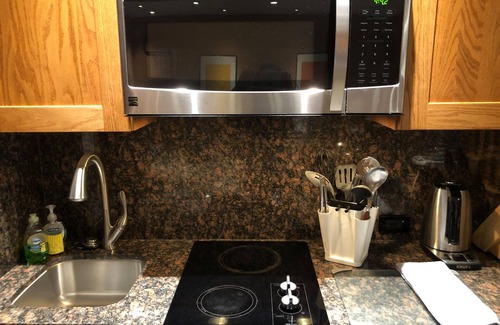 Newhall House | Cozy Guesthouse w heated jacuzzi, firepit & pool - Santa Clarita