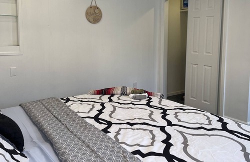 Riverside House | Cozy Guesthouse with king bed in Riverside!