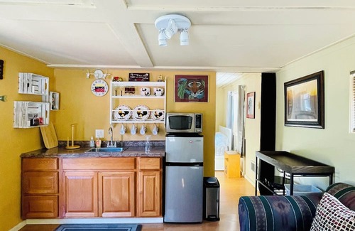 Fort Lewis Apartment | Cozy Guesthouse with WIFI, quiet and secure location w/1hr drive to Mt. Rainer