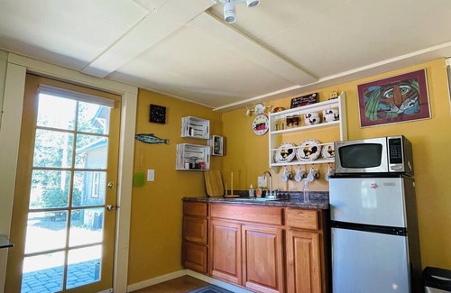 Fort Lewis Apartment | Cozy Guesthouse with WIFI, quiet and secure location w/1hr drive to Mt. Rainer