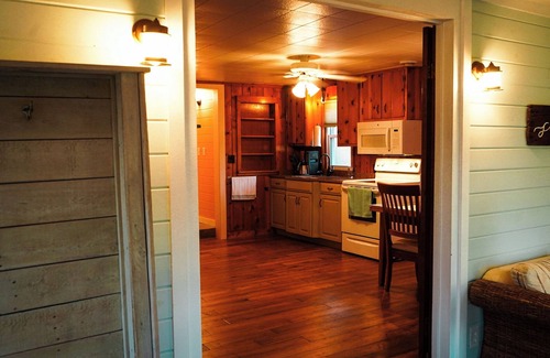 Shelbyville House | Cozy Gun Lake Hideaway
