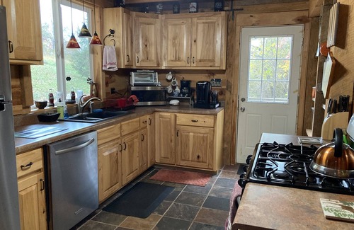 Mount Airy Cabin | Cozy hand-built cabin in the heart of wine country, near mountains and Mayberry