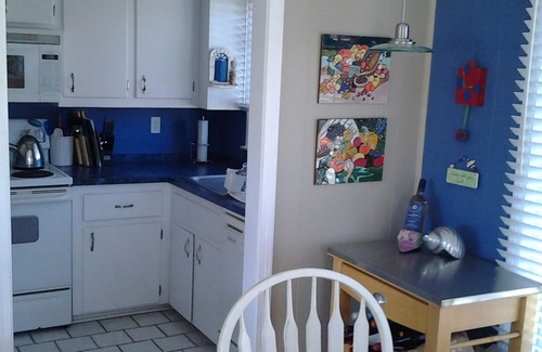Niantic House | Cozy, happy, art-filled beach house available July 25th until August 8th, 2025