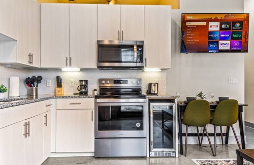 Ryan Place Apartment | Cozy Haven Steps Away from University Life