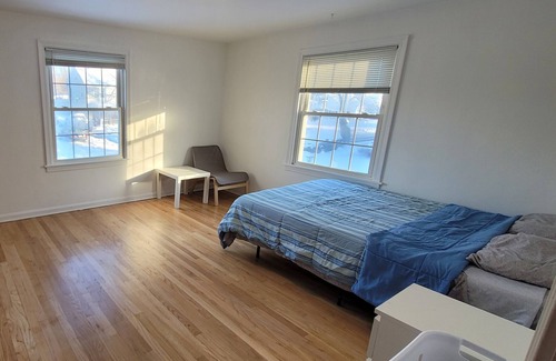 Eastwood House | Cozy haven Vacation/Work stay 5 min from downtown and hospitals