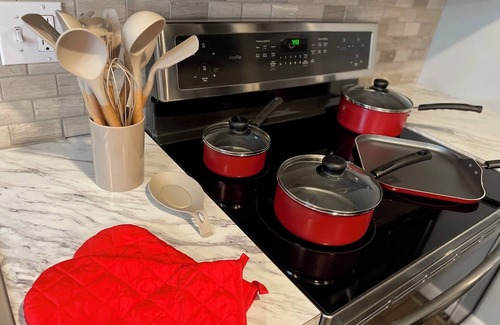 Ames House | Cozy Haven: Your Home Away from Home Spacious 5-bedroom house with AC and Wi-Fi