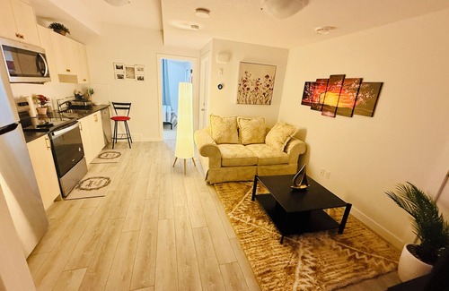 Southwest Calgary House | Cozy Haven – Your Peaceful & Stylish Retreat, where Comfort meets Tranquility!