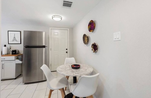 Houston Heights House | Cozy Heights 2 BD Bungalow Conveniently Walkable!